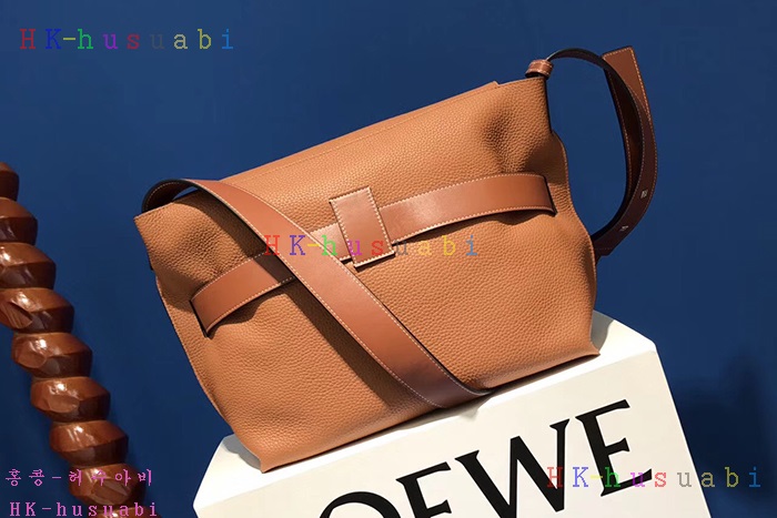 ★미러급★NEW 18S/S 로에베 최신상  메신저백 블랙색상 LO898998