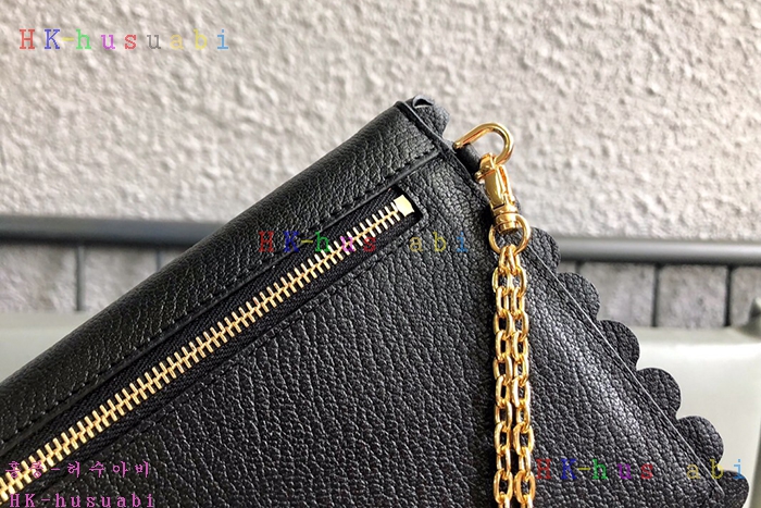 NEW 미우미우가죽파우치  MU 5MF001-2