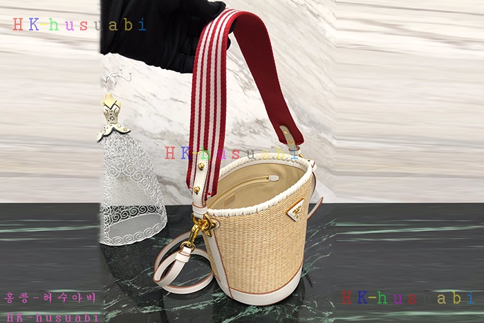 ★미러급★ 프라다 우븐 스트로 버킷백  P 1BE008