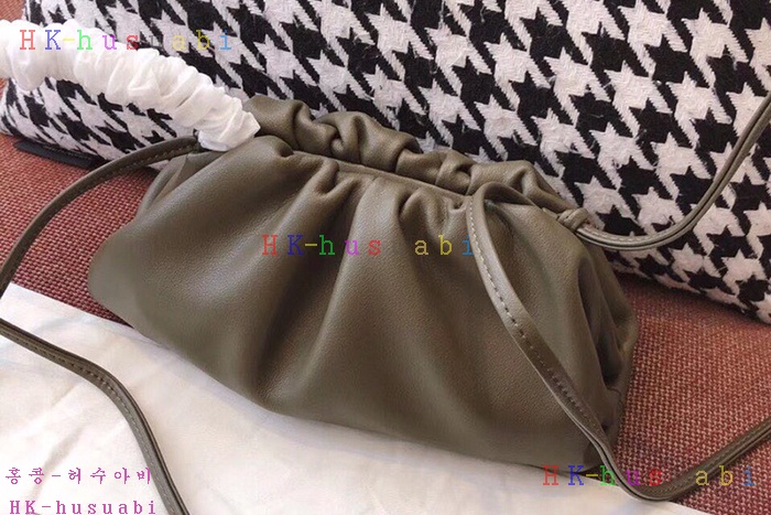 ★미러급★ 보테가베네타  버터 카프 파우치  BV 585852-2