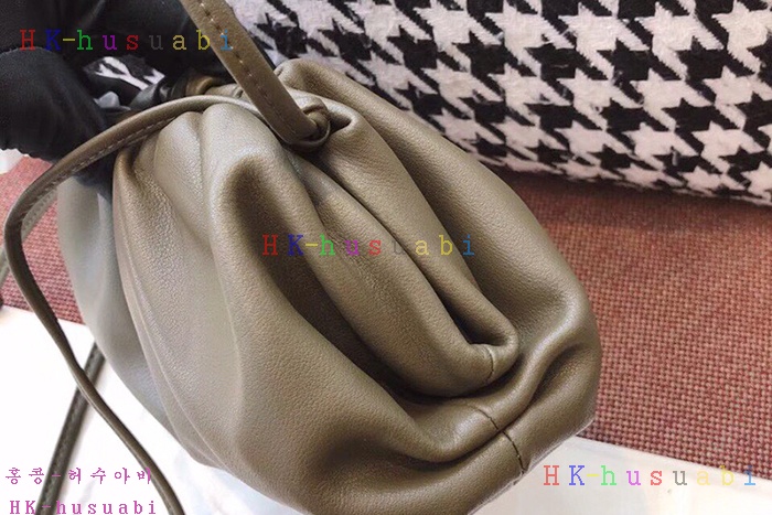 ★미러급★ 보테가베네타  버터 카프 파우치  BV 585852-2