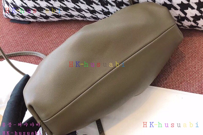 ★미러급★ 보테가베네타  버터 카프 파우치  BV 585852-2