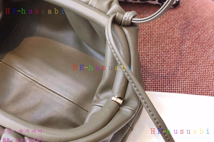 ★미러급★ 보테가베네타  버터 카프 파우치  BV 585852-2