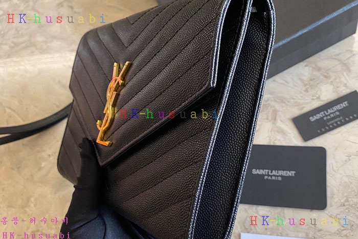 ★미러급★ 입생로랑 퀼트 처리된 그랑 드 뿌드르 엠보스드 가죽 소재의 MONOGRAM 클러치 617662-2