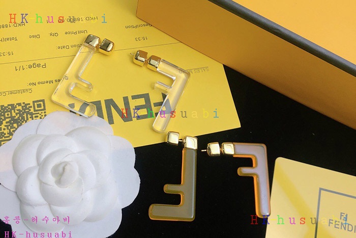 NEW 펜디 귀걸이 신상 FD 258821