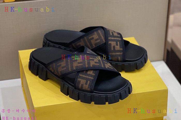 NEW 펜디 샌들 신상 FD 555203