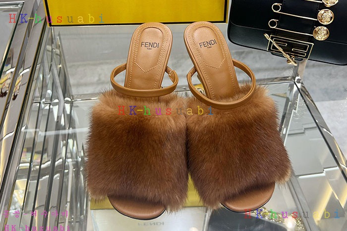 NEW 펜디 샌들 신상 FD 825603