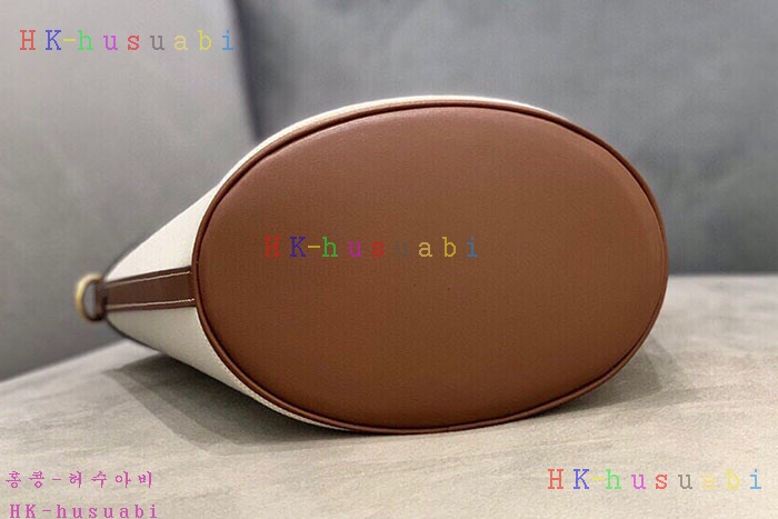 ★미러급★버버리 스몰 투톤 캔버스 레더 포켓 버킷 숄더백 80462421