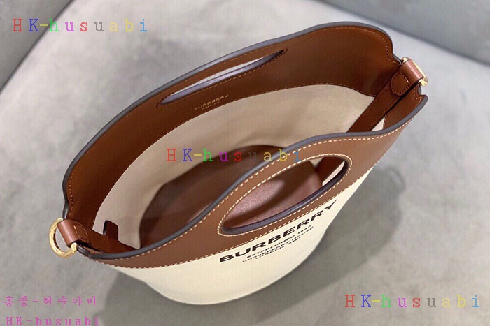 ★미러급★버버리 스몰 투톤 캔버스 레더 포켓 버킷 숄더백 80462421