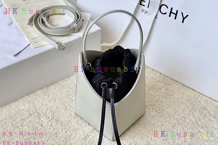 ★미러급★지방시 복스 가죽 미니 컷 아웃 버킷 백 BB50NRB1GV