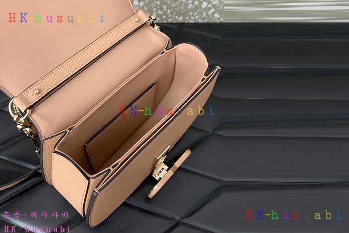 ★미러급★발렌티노  가죽 브이슬링 숄더백 3W2B0M28DJP