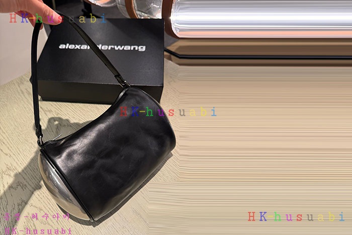 ★미러급★알렉산더왕 블랙 돔 배럴 포셰트 숄더백 W 528901